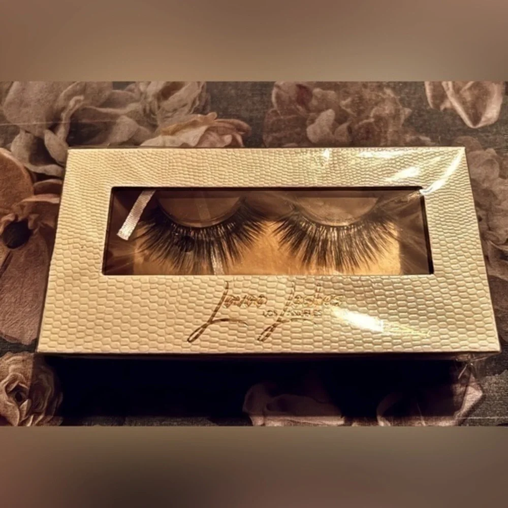 Brand new Lavaa Lashes artificial lashes, style Charm